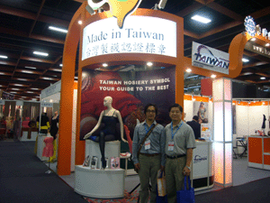 傳勝公司柯經理在攤位上洽談情形|台灣製襪認證標章推廣計畫-參加2007台北紡織展